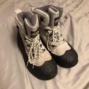 Insulated winter ski boots gray